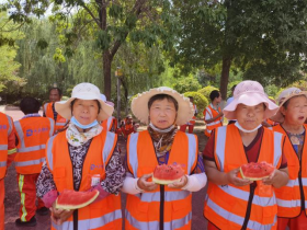 炎炎夏日送清涼，致敬最美環(huán)衛(wèi)工！山東大正物業(yè)服務(wù)集團(tuán)環(huán)衛(wèi)項(xiàng)目部開展防暑降溫慰問活動(dòng)409.png